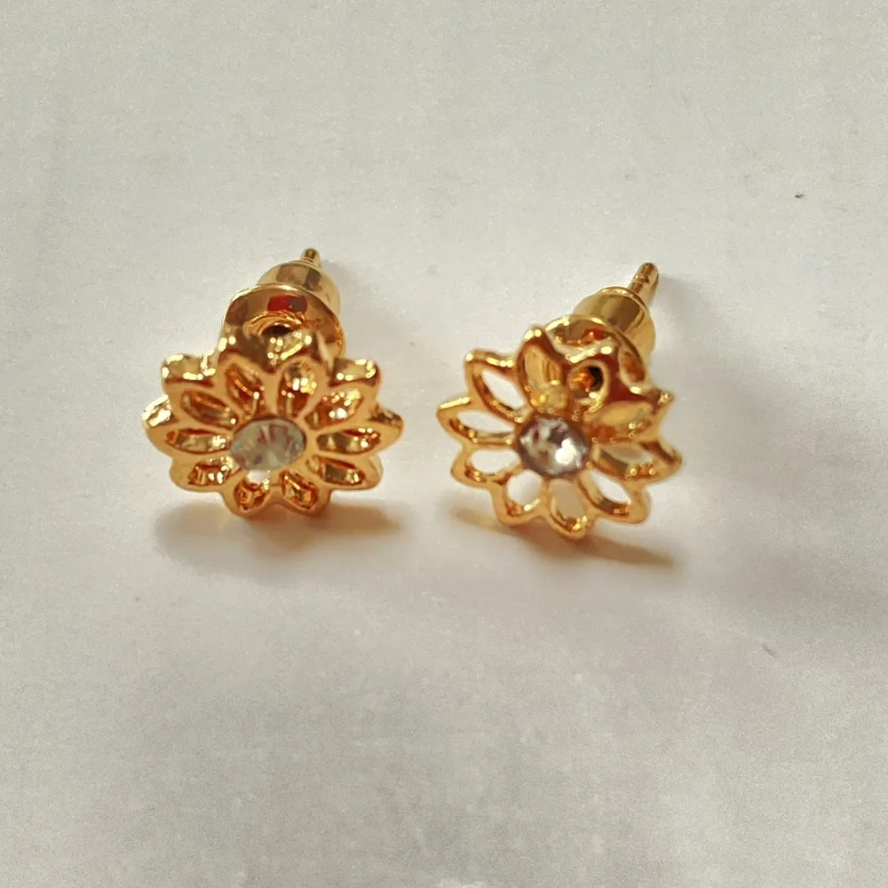 Glamorous BNWT Golden Flower Stud Earrings with Sparkling Crystal Accents - Picture 1 of 10